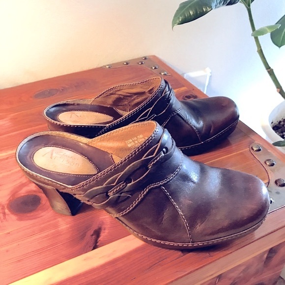 Clarks Artisan Brown Leather Clogs Womens SZ 6.5 Boho Chunky Heel Retro 70s Look - Picture 3 of 8
